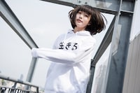 「アイアムアヒーロー『生きる』パーカー」を着用したあの。