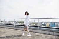 「アイアムアヒーロー『生きる』パーカー」を着用したあの。