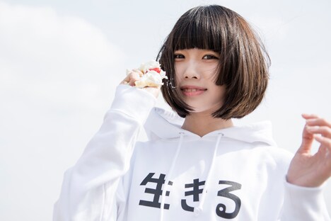 「アイアムアヒーロー『生きる』パーカー」を着用したあの。