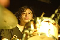 鈴木敬（Dr, Cho）（撮影：梅田慎之介）