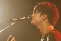 小関竜矢（Vo, G）（撮影：梅田慎之介）
