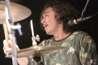 鈴木敬（Dr, Cho）（撮影：梅田慎之介）