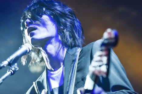 kazuhiro momo（Vo, G）（撮影：河本悠貴）