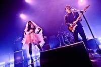 左からアリスムカイデ、三浦隆一。（Photo by PETA）