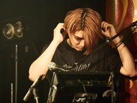 松本誠治（Dr, Cho, Per） （写真提供：SPACE SHOWER MUSIC）