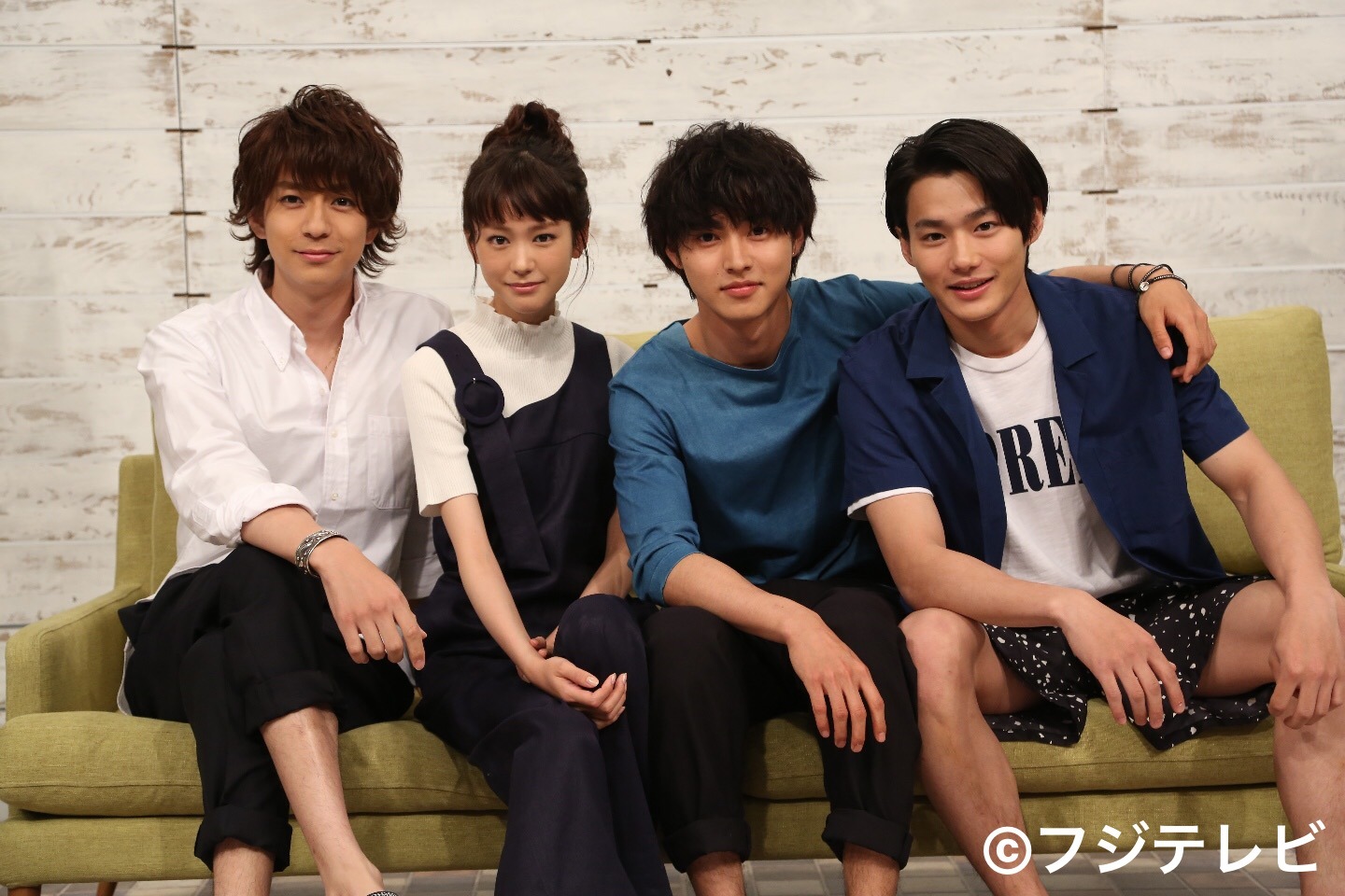 左から三浦翔平、桐谷美玲、山崎賢人、野村周平。