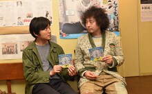 左から蓮沼執太、U-zhaan。