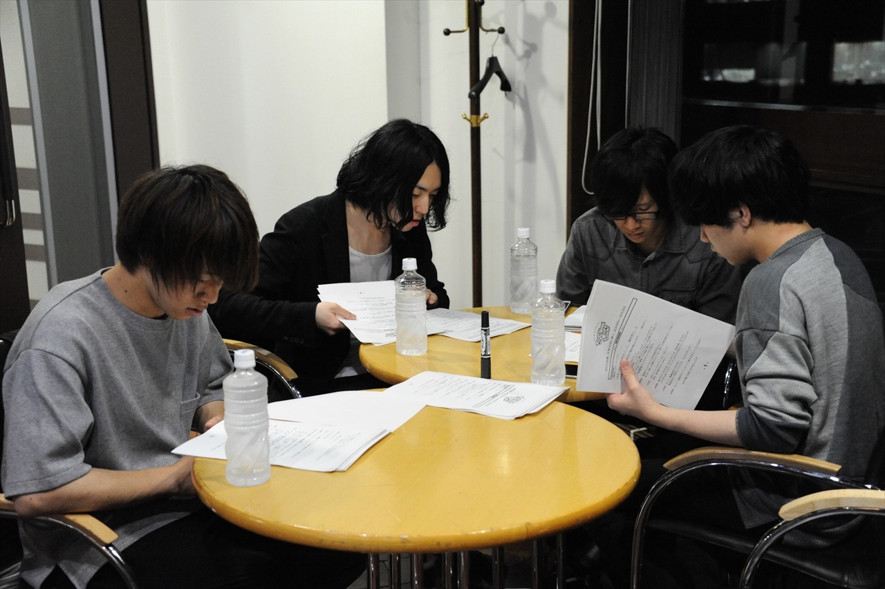 番組収録前の打ち合わせの様子。
