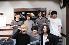 前列左から柳沢亮太、山内彰馬、細川千弘。後列左からあしざわ教頭、たいたい、露口仁也、とーやま校長。