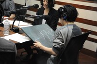 黒板に「一から」と書く山内彰馬。