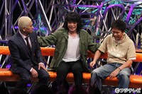 人気画像2位は「『HEY! HEY! NEO!』で横山健がダウンタウンにいじられる」より、トーク中のダウンタウンと峯田和伸（銀杏BOYZ）。 (c)フジテレビ