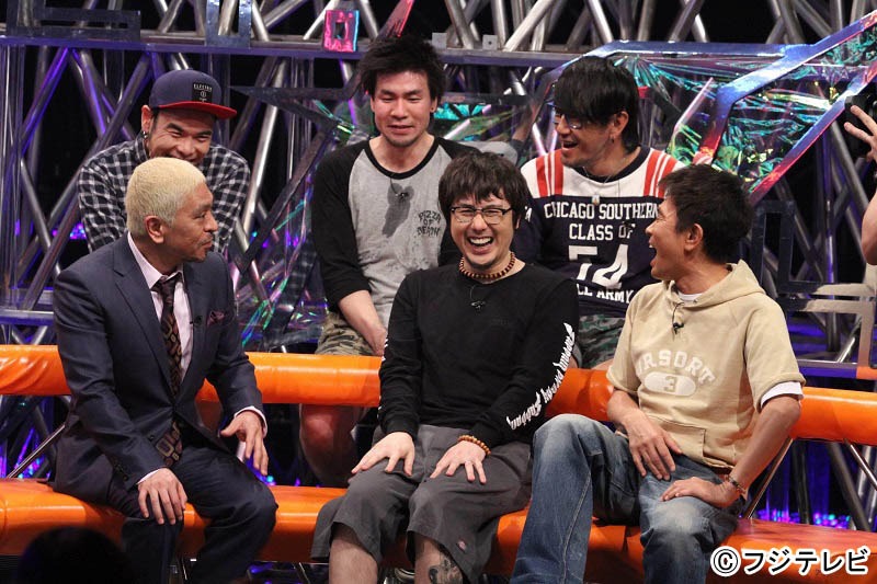 人気画像10位は「『HEY! HEY! NEO!』で横山健がダウンタウンにいじられる」より、トーク中のダウンタウンとKen Yokoyama。 (c)フジテレビ