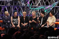 人気画像3位は「『HEY! HEY! NEO!』で横山健がダウンタウンにいじられる」より、トーク中のダウンタウンとSiM。 (c)フジテレビ