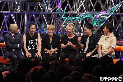 人気画像3位は「『HEY! HEY! NEO!』で横山健がダウンタウンにいじられる」より、トーク中のダウンタウンとSiM。 (c)フジテレビ