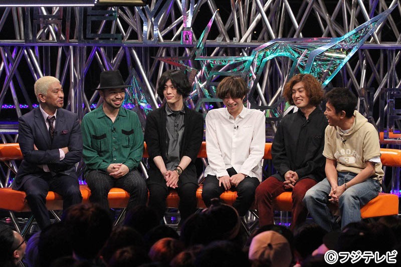 人気画像4位は「『HEY! HEY! NEO!』で横山健がダウンタウンにいじられる」より、トーク中のダウンタウンとクリープハイプ。 (c)フジテレビ
