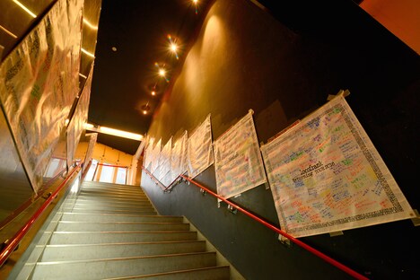 各地でファンがメッセージを書き込んだフラッグ。（撮影：半田安政[showcase]）