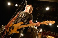 木下正行（Vo, B）（撮影：半田安政[showcase]）