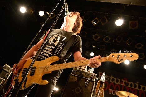 木下正行（Vo, B）（撮影：半田安政[showcase]）