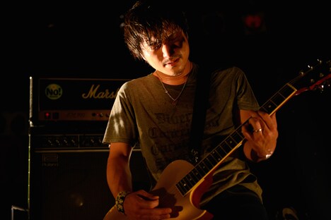 森勇介（G, Vo）（撮影：半田安政[showcase]）