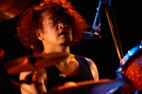 Tatsuya（Dr）（撮影：半田安政[showcase]）