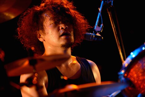 Tatsuya（Dr）（撮影：半田安政[showcase]）