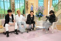 ELLYのサングラスと指輪を借り、ポーズを決める黒柳徹子（写真右）。 (c)テレビ朝日