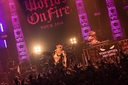 「The World's On Fire TOUR 2016」大阪・なんばHatch公演の様子。（Photo by Daisuke Sakai[FYD inc.]）