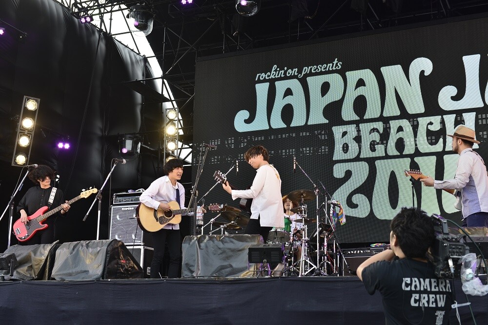 「JAPAN JAM BEACH 2016」でのコラボパフォーマンスの様子。（写真提供：rockin'on japan）