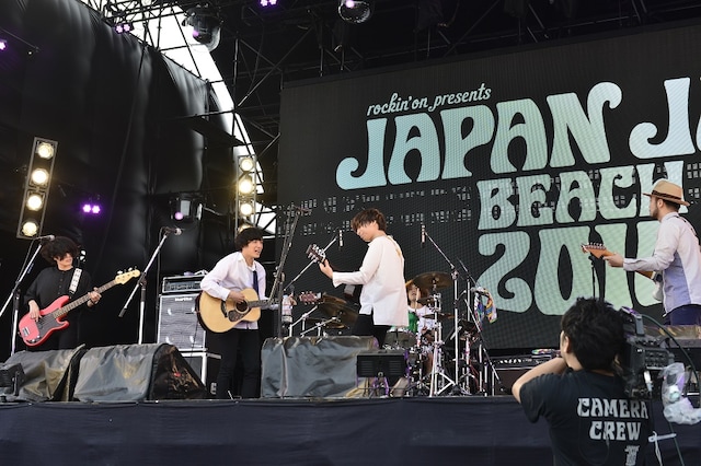 「JAPAN JAM BEACH 2016」でのコラボパフォーマンスの様子。（写真提供：rockin'on japan）