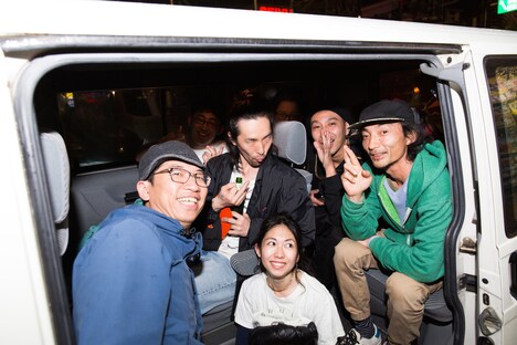 「加山雄三 feat. PUNPEE『お嫁においで 2015』ワールドツアー」出演者たち。（撮影：折井康弘）