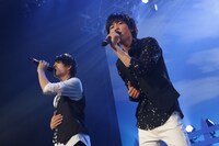 佐野勇斗（左）と板垣瑞生（右）によるパフォーマンスの様子。（撮影：角田勇太）