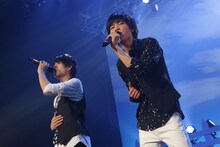 佐野勇斗（左）と板垣瑞生（右）によるパフォーマンスの様子。（撮影：角田勇太）