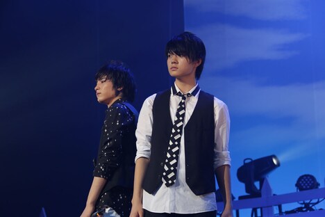 板垣瑞生（左）と佐野勇斗（右）によるパフォーマンスの様子。（撮影：角田勇太）