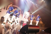 M!LKとハローキティによるパフォーマンスの様子。（撮影：角田勇太）