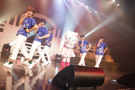 M!LKとハローキティによるパフォーマンスの様子。（撮影：角田勇太）