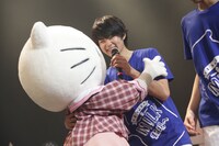 ハローキティ（左）と佐野勇斗（右）。