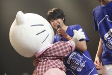 ハローキティ（左）と佐野勇斗（右）。