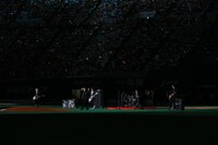 人気画像4位は「GLAY・TERU、ナイスピッチングで札幌ドーム沸かせる」より、GLAY。