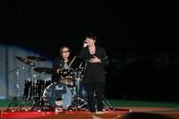 北海道・札幌ドームで熱唱するTERU。