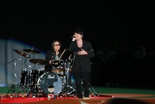 北海道・札幌ドームで熱唱するTERU。