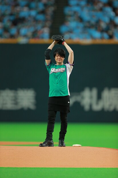 人気画像2位は「GLAY・TERU、ナイスピッチングで札幌ドーム沸かせる」より、始球式に臨むTERU。