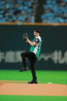 人気画像3位は「GLAY・TERU、ナイスピッチングで札幌ドーム沸かせる」より、TERU。