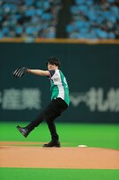 人気画像6位は「GLAY・TERU、ナイスピッチングで札幌ドーム沸かせる」より、TERU。