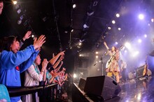 三戸なつめのライブの様子。（Photo by Kazuki Watanabe）