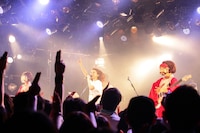 三戸なつめのライブの様子。（Photo by Kazuki Watanabe）