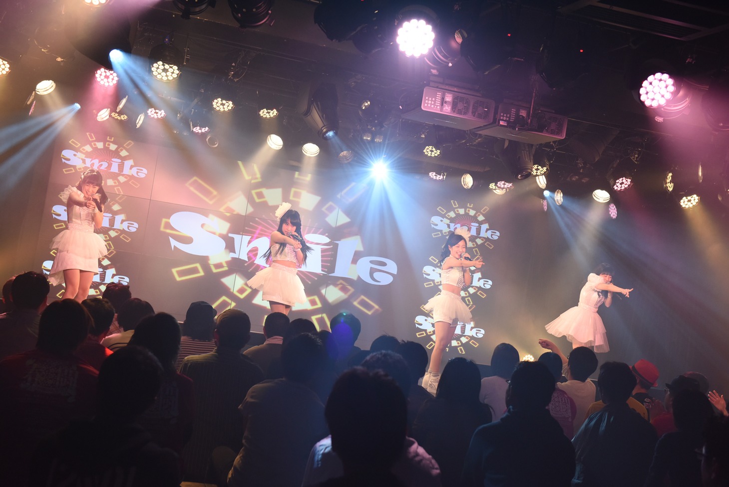 Smile TEAM Eastによるライブの様子。