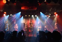 PiiiiiiiNによるライブの様子。