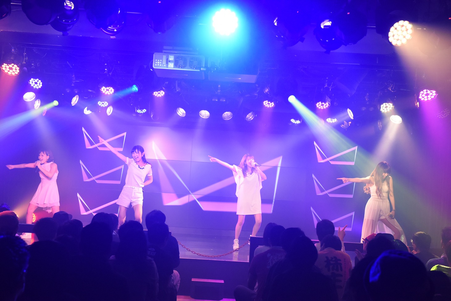 オトメ☆コーポレーションによるライブの様子。