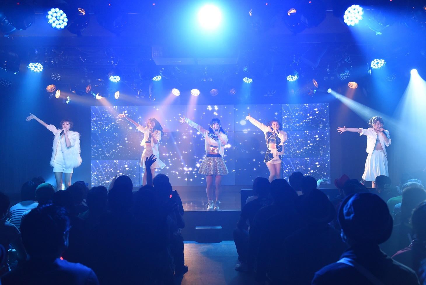 DEAR KISSによるライブの様子。