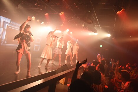 DEAR KISSによるライブの様子。